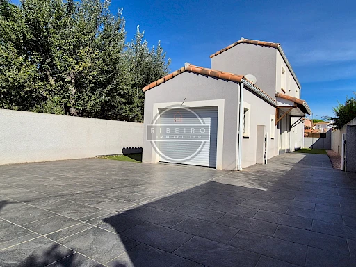 Villa de type 5 pièces à 350 M de la plage .