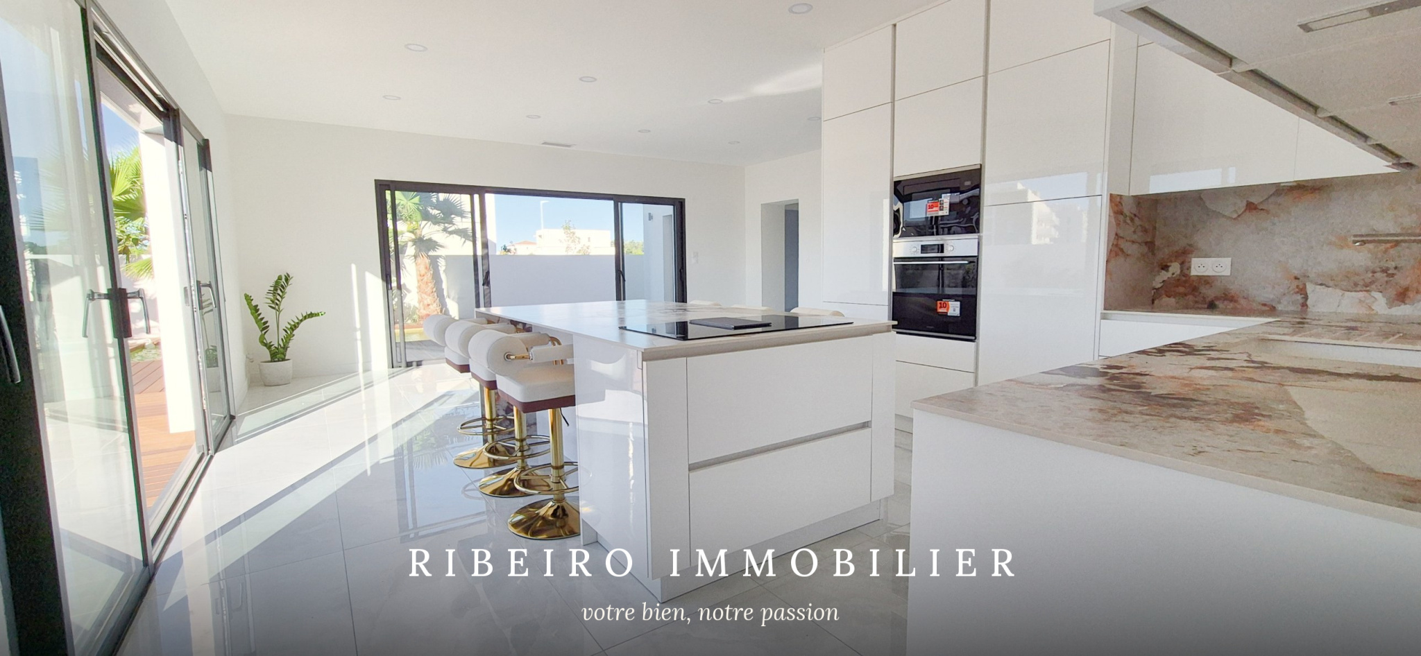 Villa contemporaine à vendre à Agde - piscine, 4 suites, vue sur jardin.
