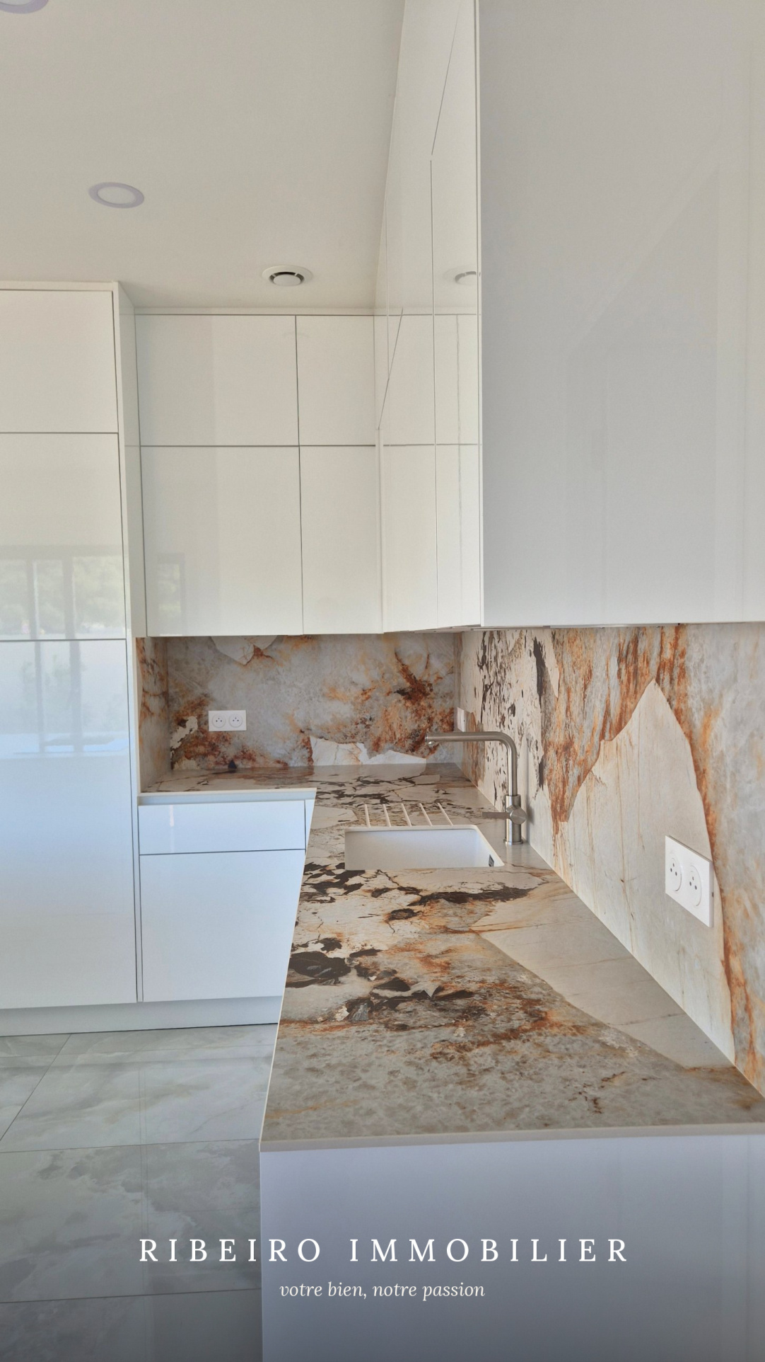 Villa contemporaine à vendre à Agde - piscine, 4 suites, vue sur jardin.