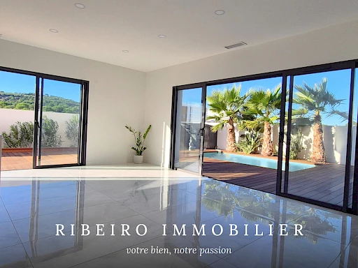 Villa contemporaine à vendre à Agde - piscine, 4 suites, vue sur jardin.