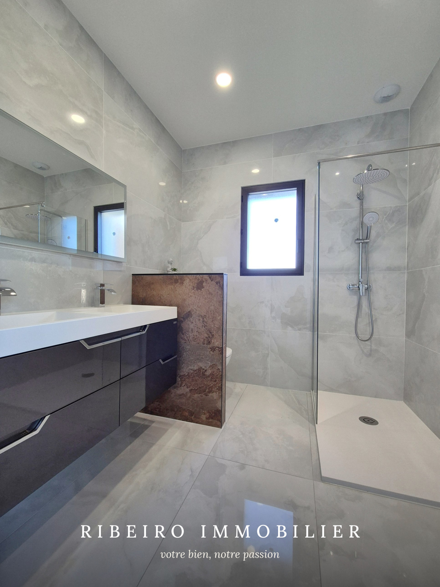 Villa contemporaine à vendre à Agde - piscine, 4 suites, vue sur jardin.