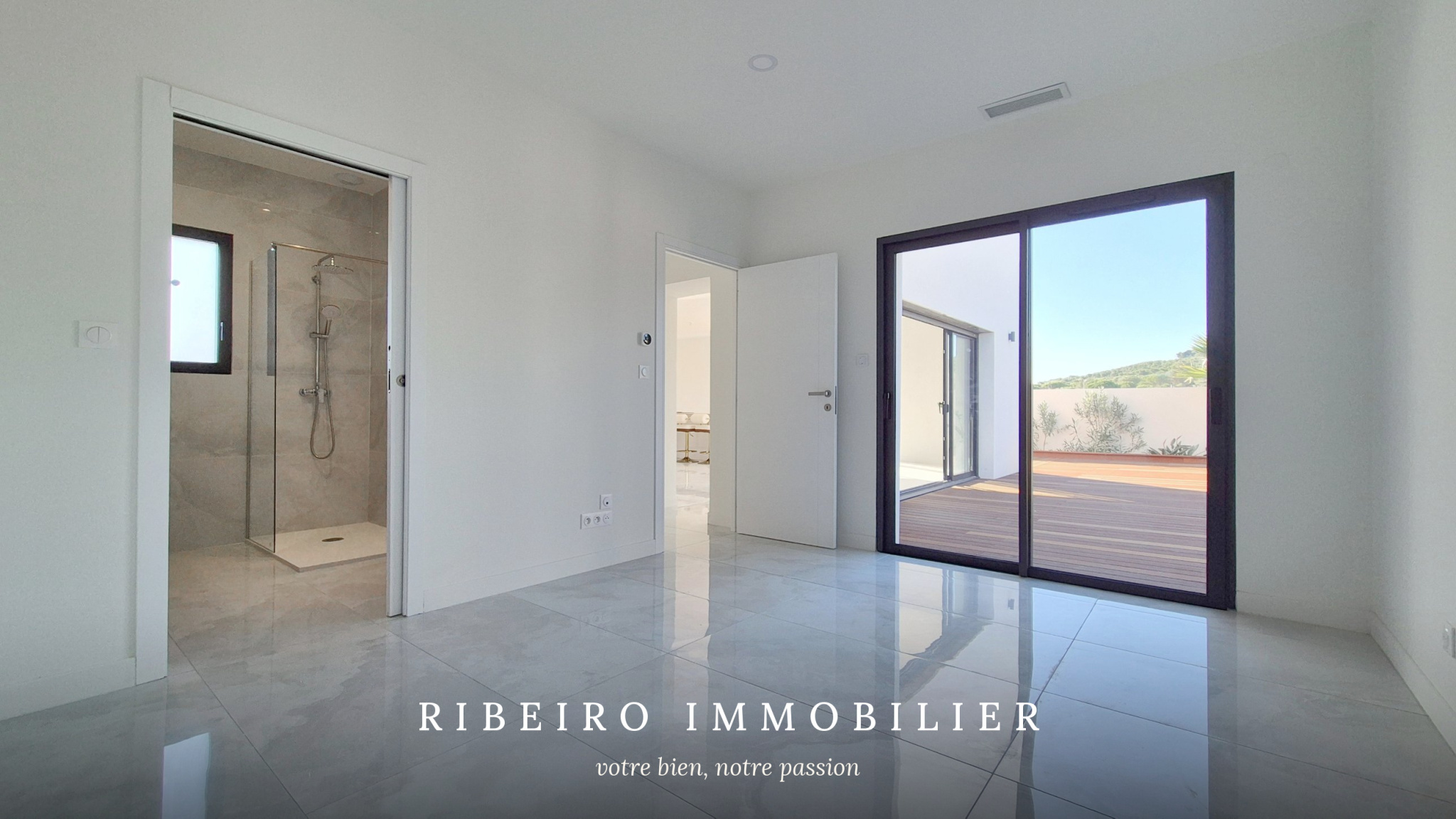 Villa contemporaine à vendre à Agde - piscine, 4 suites, vue sur jardin.