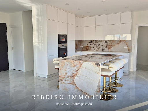 Villa contemporaine à vendre à Agde - piscine, 4 suites, vue sur jardin.
